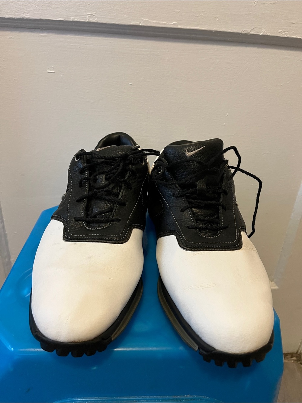 Nike Men’s Black and White Athletic Golf Shoes